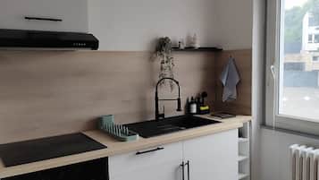 Coffee/tea maker, fridge, microwave, oven