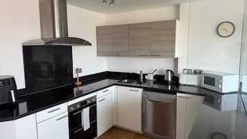 Frigorífico, microondas, horno y placa de cocina