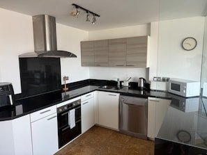 Geladeira, micro-ondas, fogão, cooktop