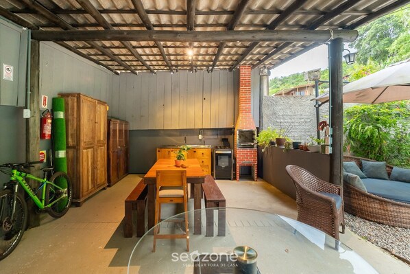 Outdoor dining - Your Getaway in Florianopolis, Just Minutes From the Beach NDE (Florianópolis)