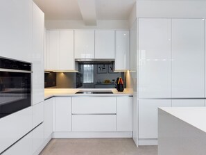 Micro-ondes, four, plaque de cuisson, lave-vaisselle