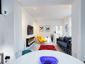 Télévision, cheminée