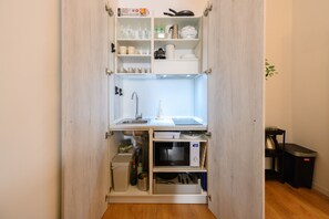 Køleskab, mikrobølgeovn, kaffe-/temaskine, elkedel