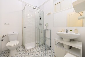 Shower, hair dryer - 1-bedroom flat with balcony in the heart of Madrid (Madrid)
