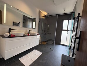 Shower, hair dryer, towels, toilet paper - New 480 m² villa with service 10 mn from center (Marrakech)