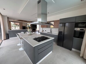 Mikrobølgeovn, ovn, kokeplater og oppvaskmaskin