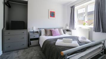 3 slaapkamers, een strijkplank/strijkijzer, gratis wifi, beddengoed