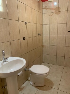 Douche, serviettes fournies, savon, papier de toilette