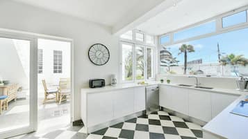 Frigorífico, microondas, horno y lavavajillas