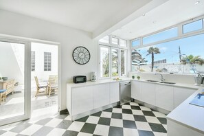 Réfrigérateur, micro-ondes, four, lave-vaisselle