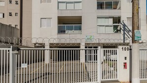 Una entrada cerrada a un edificio con un cartel que indica 'Mare Forte Vende' y un número de contacto.