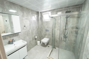 Ducha, secador de pelo y toallas