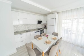 Frigorífico, microondas, horno y lavavajillas