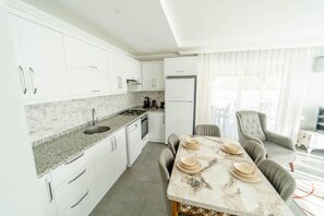 Kylskåp, mikrovågsugn, ugn och diskmaskin