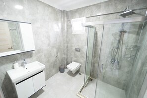 Ducha, secador de pelo y toallas