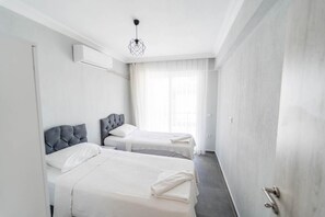 4 bedrooms, iron/ironing board, WiFi, bed sheets