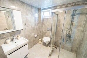 Ducha, secador de pelo y toallas