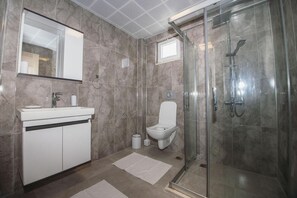 Douche, sèche-cheveux, serviettes fournies