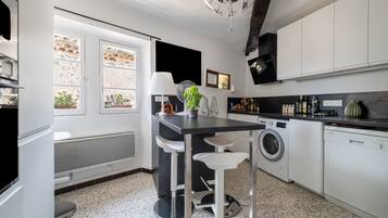 Réfrigérateur, micro-ondes, four, plaque de cuisson