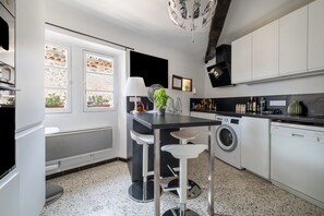 Frigorifero, microonde, forno, piano cottura