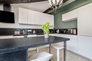 Frigorifero, microonde, forno, piano cottura