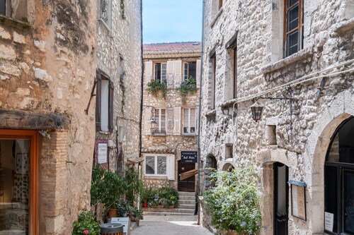 Apartment 'Les 3 Vues' with Sea View and Wi-Fi