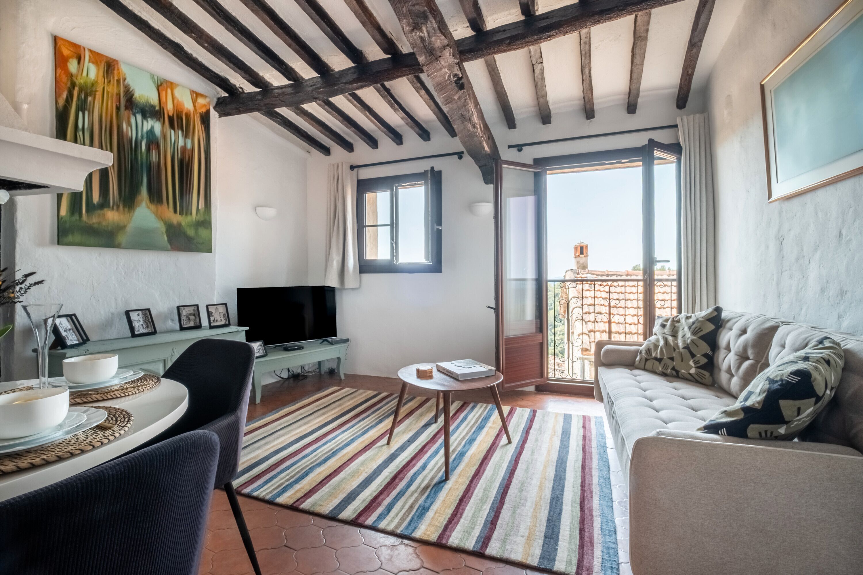 Una televisión, una chimenea