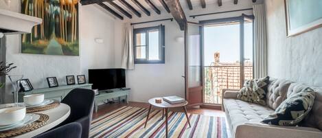 Televisión y chimenea