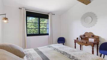 2 habitaciones, tabla de planchar con plancha, wifi y ropa de cama