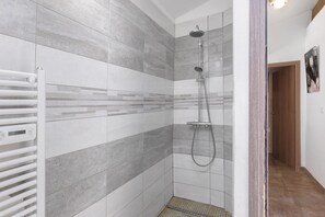 Een douche, handdoeken