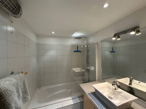 ヘアドライヤー、タオル、石鹸、トイレットペーパー