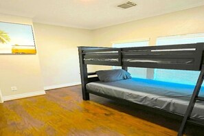 5 bedrooms, iron/ironing board, WiFi, bed sheets