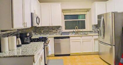 Spacious 5-bedroom hotel in lovely Uvalde with WiFi, AC