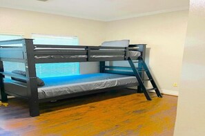 5 slaapkamers, een strijkplank/strijkijzer, wifi, beddengoed