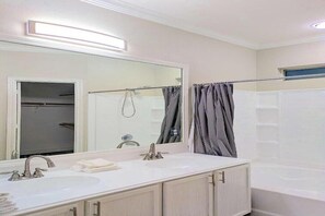 Haartrockner, Handtücher, Seife, Toilettenpapier