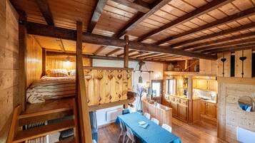 2 bedrooms, iron/ironing board, WiFi