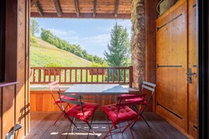 Outdoor dining - L'Escampette at La Fontannette (Saint-Pancrace)