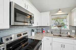 Fridge, microwave, oven, stovetop - Sea Horse Cove: Fully Fenced, Kid and Pet Friendly (Fort Walton Beach)