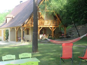 Outdoor dining - Near Sarlat in Périgord: Under the Linden Tree at Joelle and Guy’s – Country Room, Peace, Nature (Carsac-Aillac)