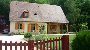 A house with a sloped roof, wooden shutters, and a small porch. - Near Sarlat in Périgord: Under the Linden Tree at Joelle and Guy’s – Country Room, Peace, Nature (Carsac-Aillac)