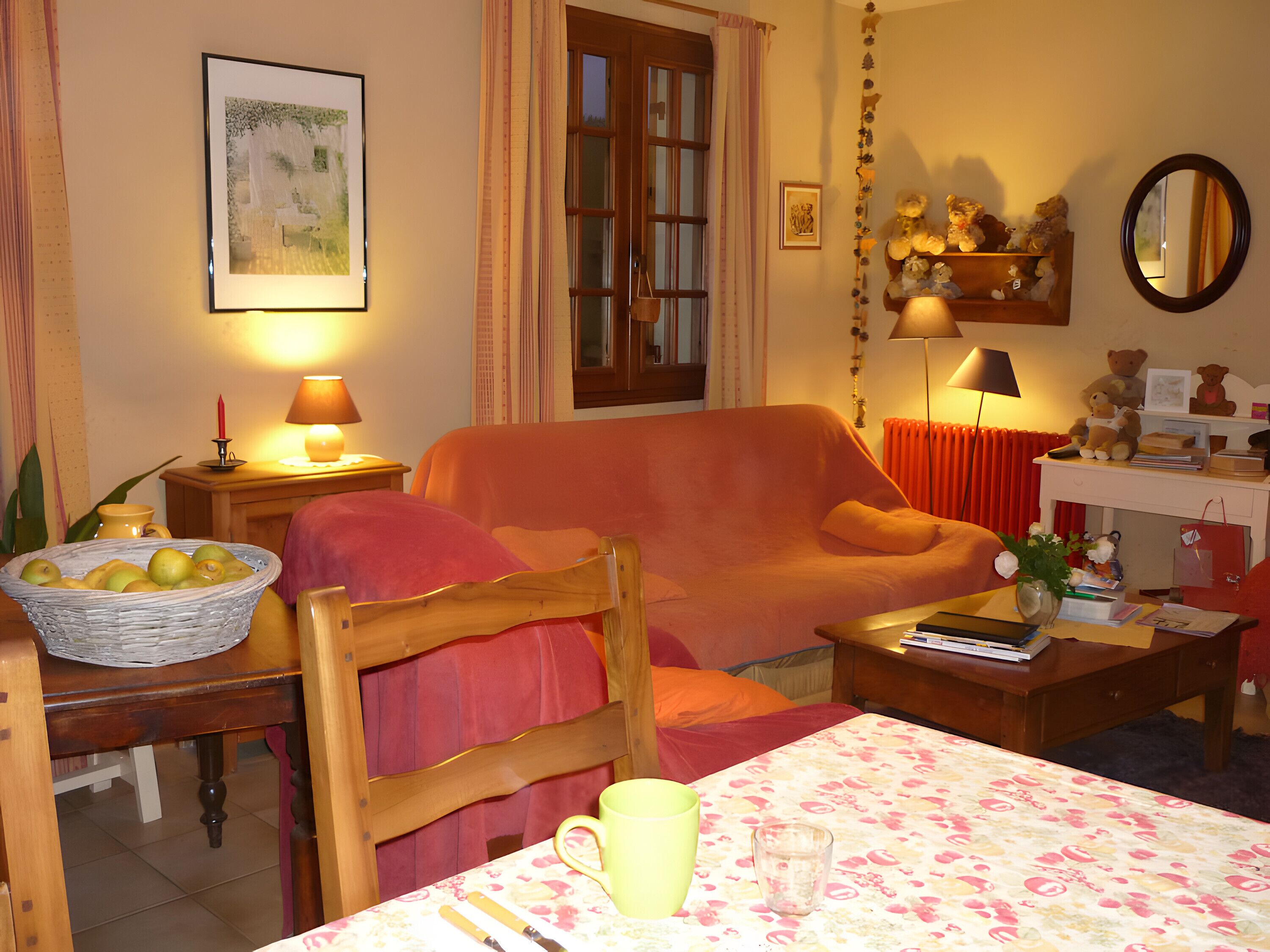 Télévision, cheminée, table de tennis de table