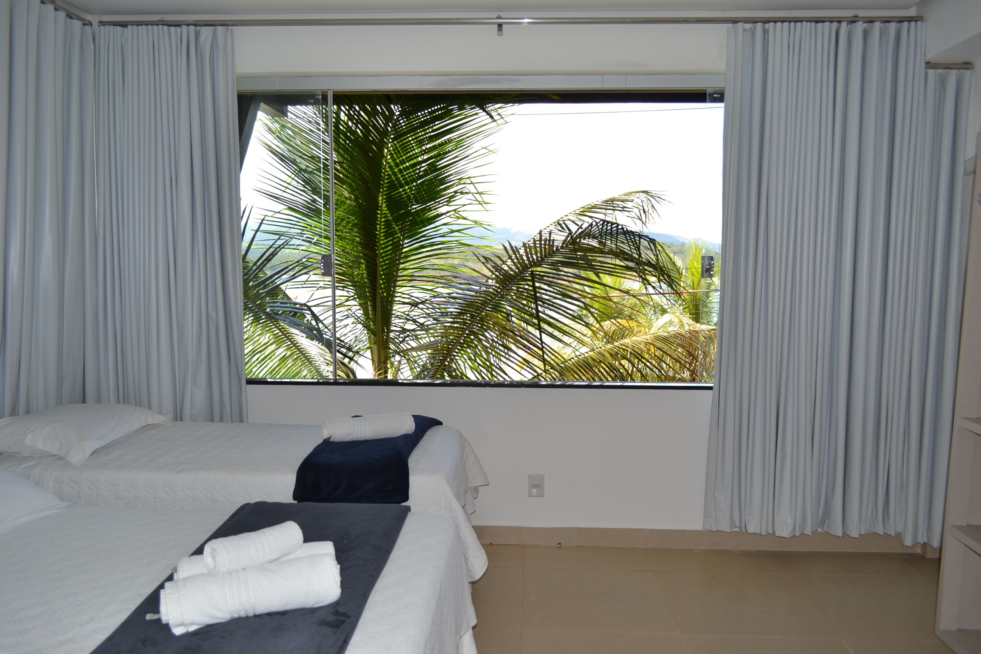 Habitación cuádruple estándar, vistas al lago | Tabla de planchar con plancha y wifi gratis