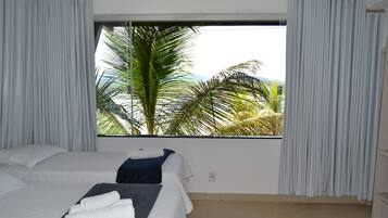 Habitación cuádruple estándar, vistas al lago | Tabla de planchar con plancha y wifi gratis