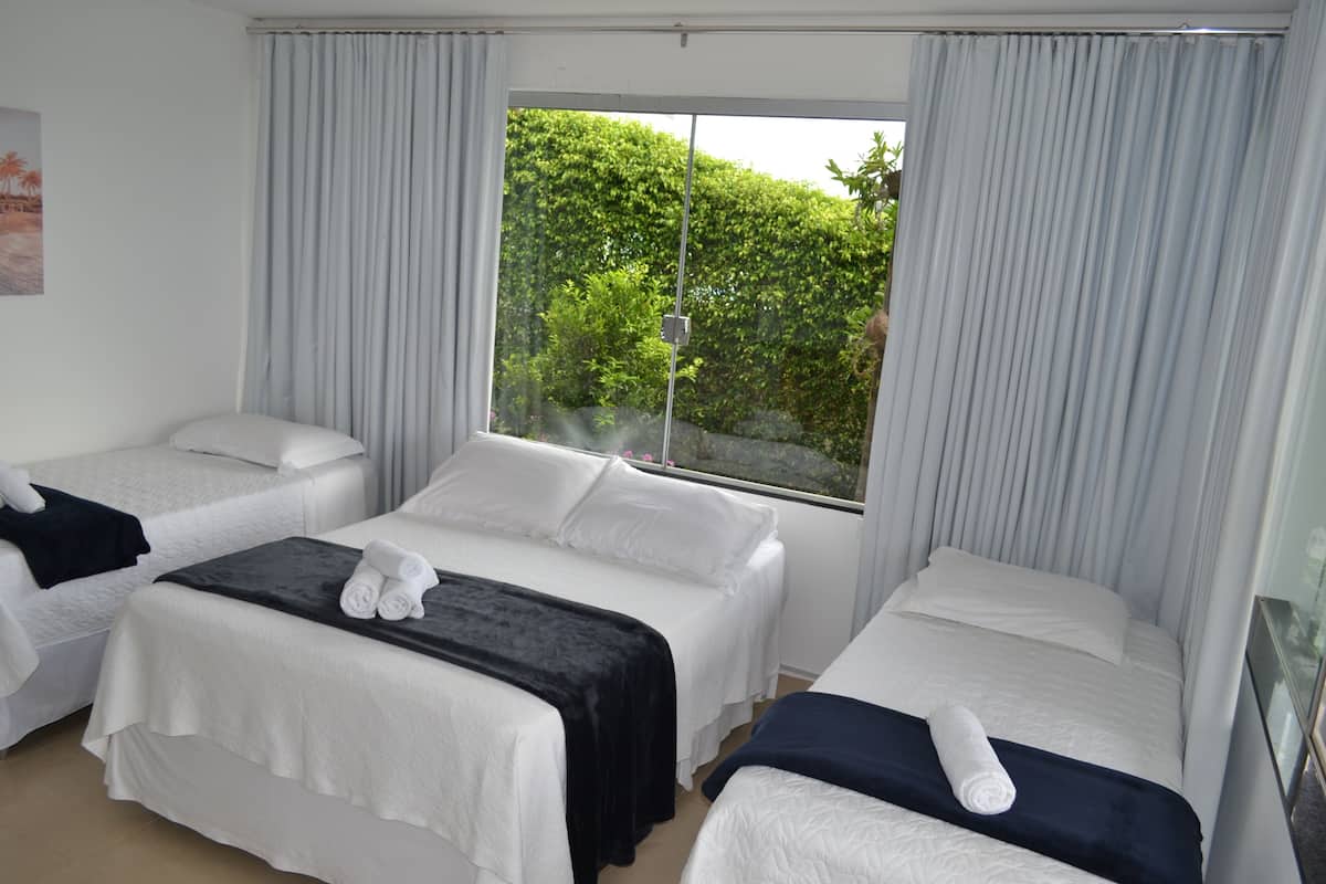 Chambre Quadruple Standard, vue lac | Fer et planche à repasser, Wi-Fi gratuit