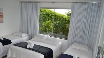 Standaard vierpersoonskamer, uitzicht op meer | Een strijkplank/strijkijzer, gratis wifi