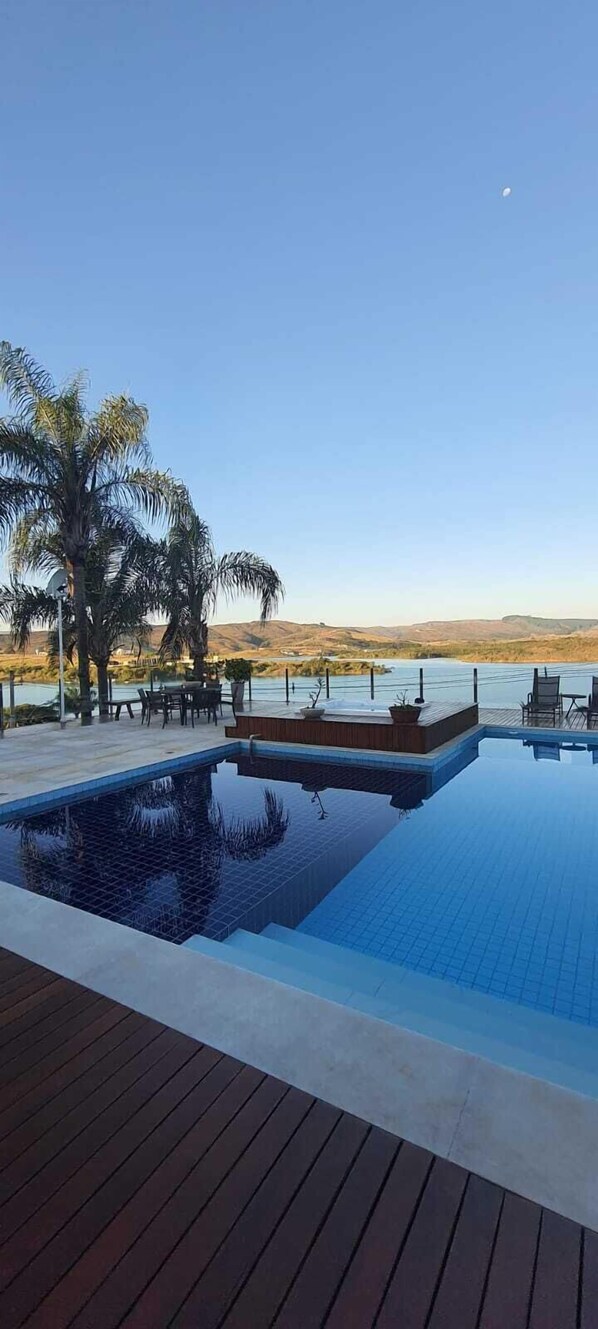 Outdoor pool, pool umbrellas, pool loungers - Pousada Suítes do Lago (Capitólio)