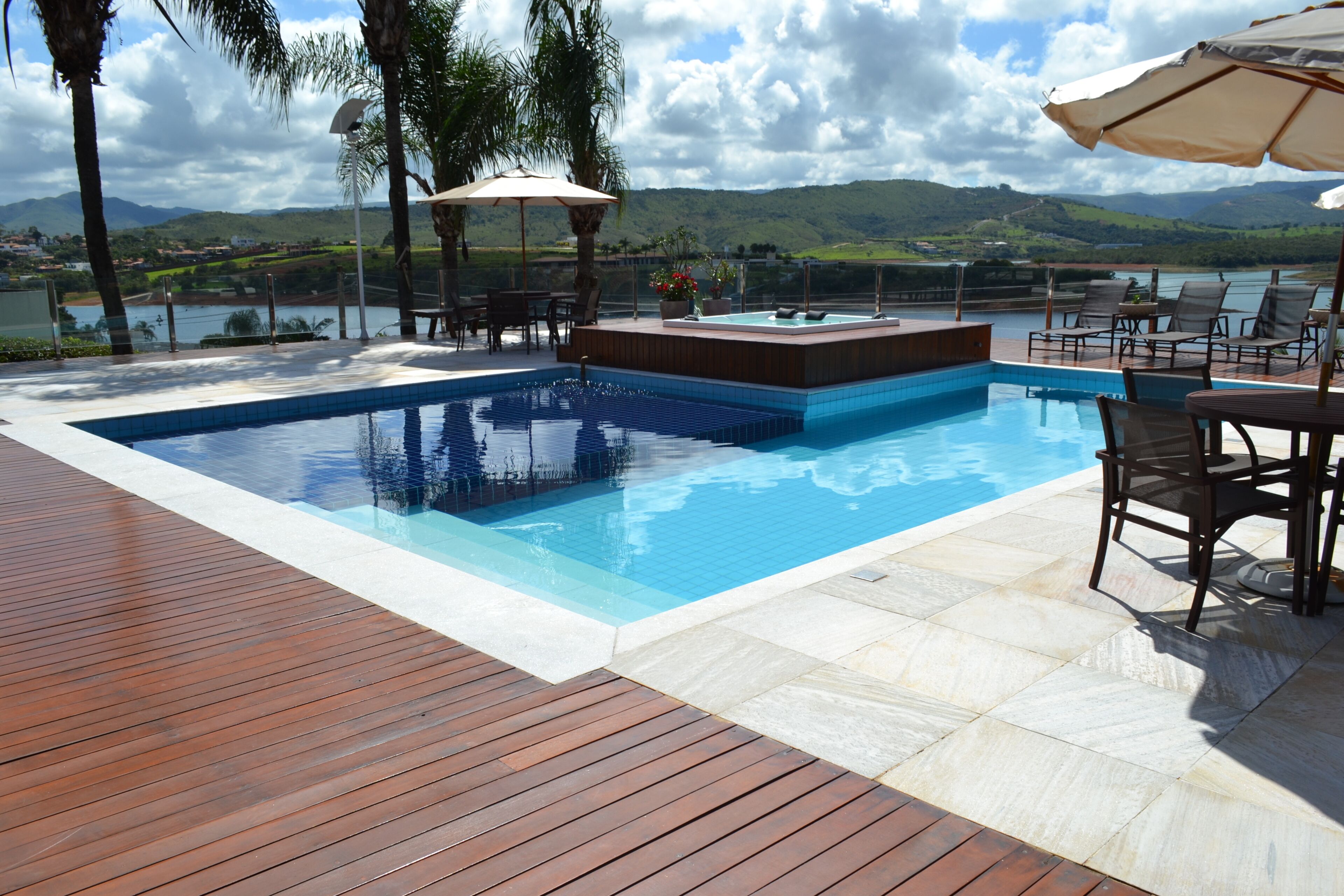 Piscina externa, guarda-sóis, espreguiçadeiras