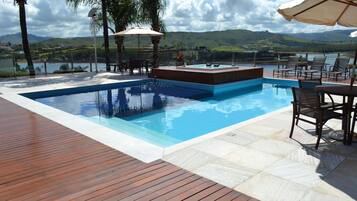 Piscina externa, guarda-sóis, espreguiçadeiras