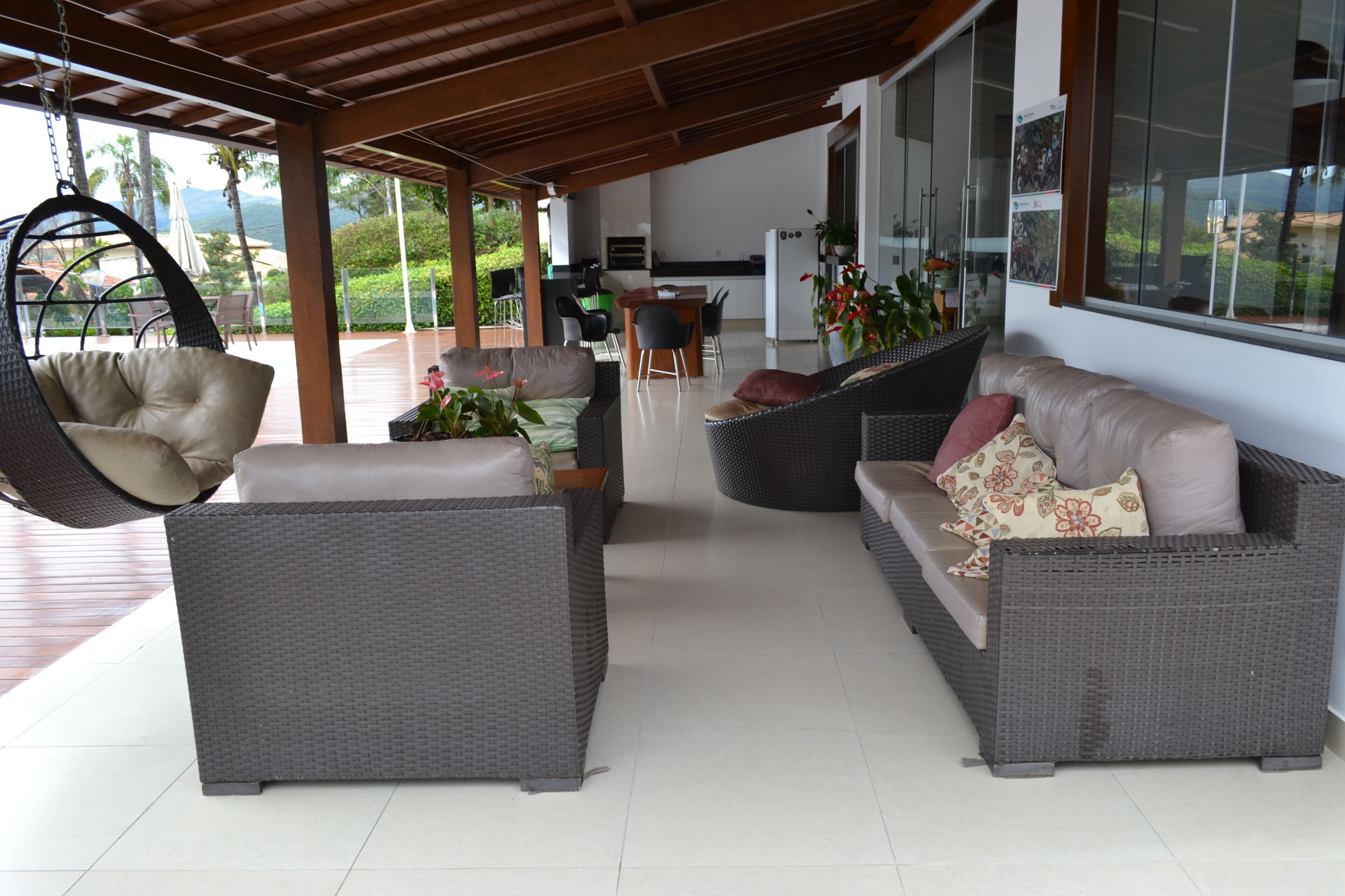 Una piscina al aire libre, sombrillas, tumbonas