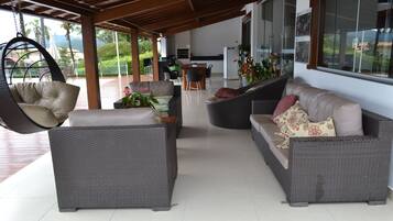 Una piscina al aire libre, sombrillas, tumbonas